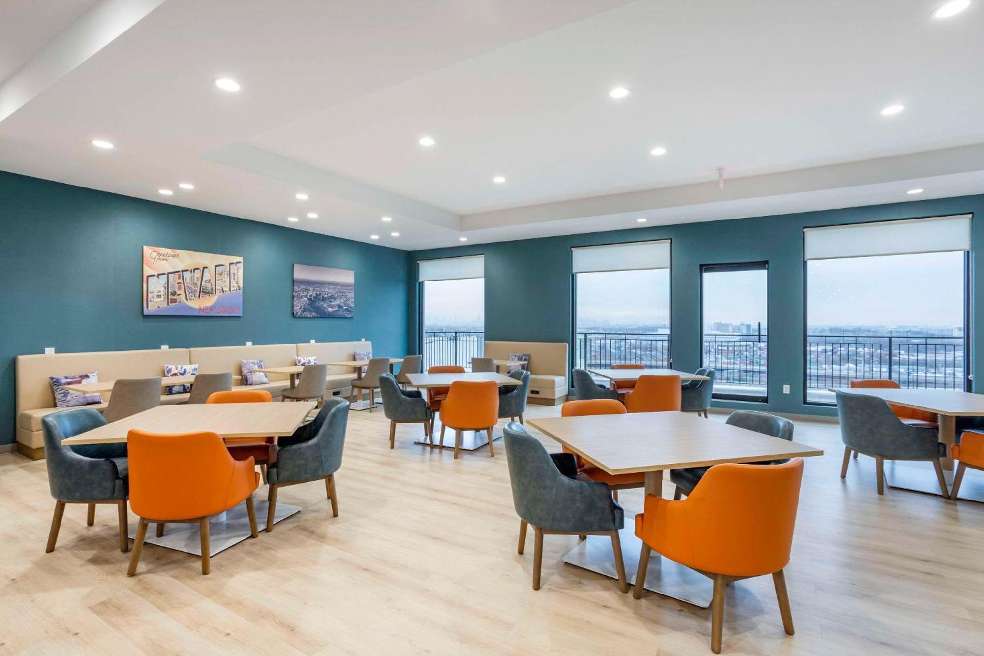 Comfort Inn & Suites Newark Liberty International Airport Exterior foto