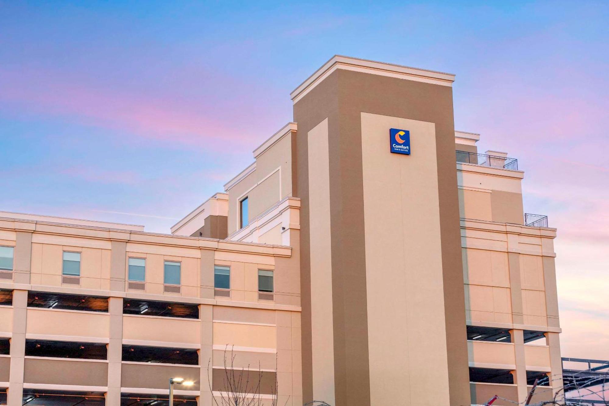 Comfort Inn & Suites Newark Liberty International Airport Exterior foto