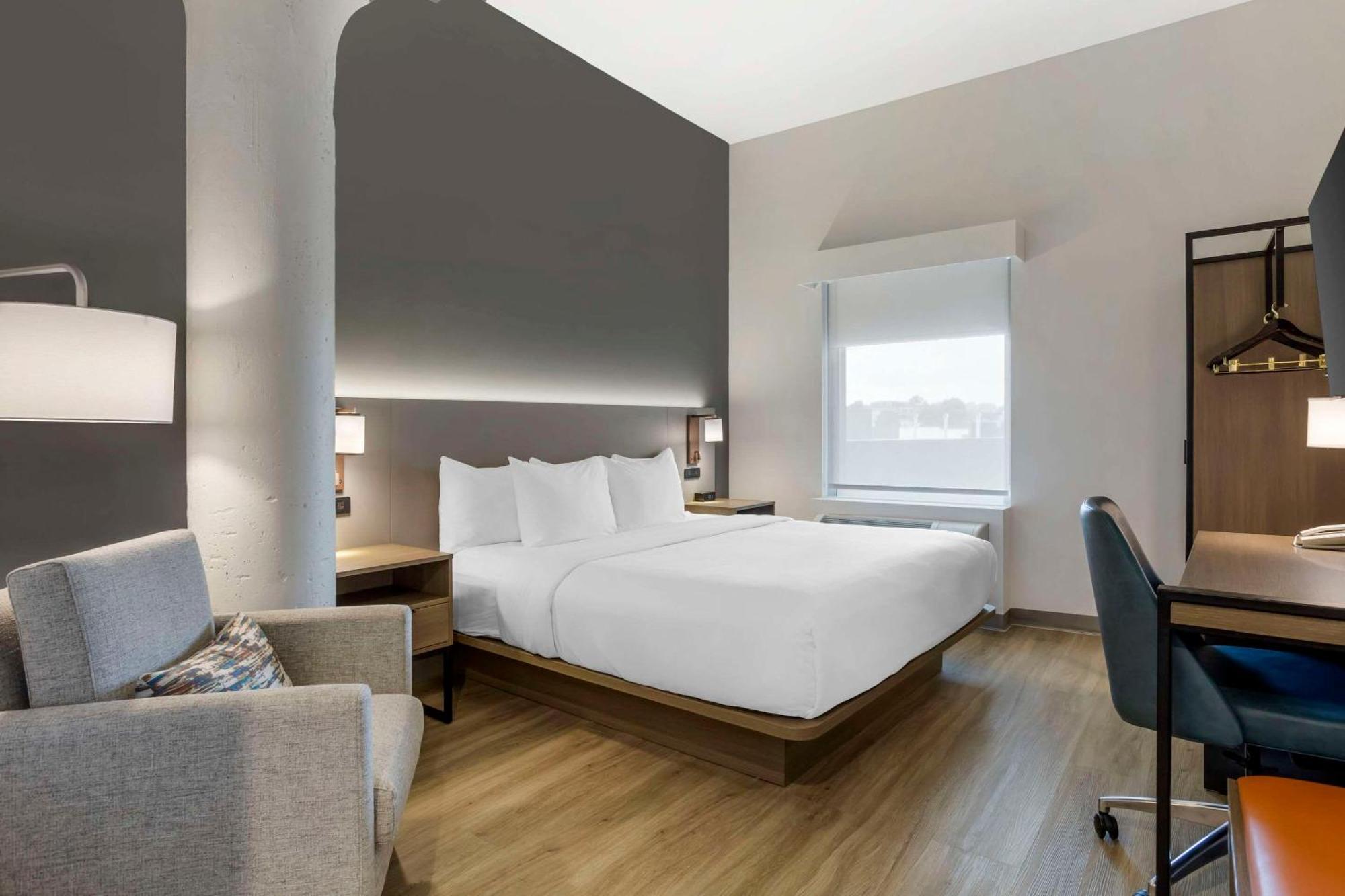 Comfort Inn & Suites Newark Liberty International Airport Exterior foto